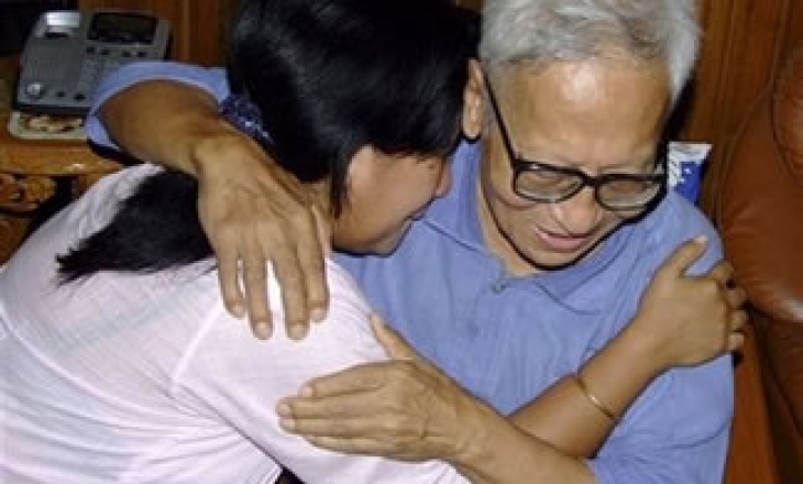 Ailing 79-yr-old Burmese journalist U Win Tin released after 19 years in prison