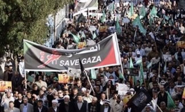 Israel lifts four-week ban, allows foreign journalists and aid workers to enter Gaza Strip