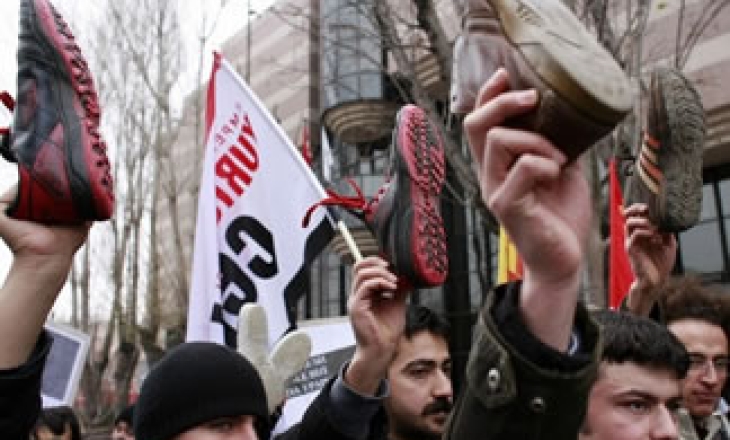 Shoe-throwing Iraqi journalist writes to Prime Minister Maliki apologising over incident