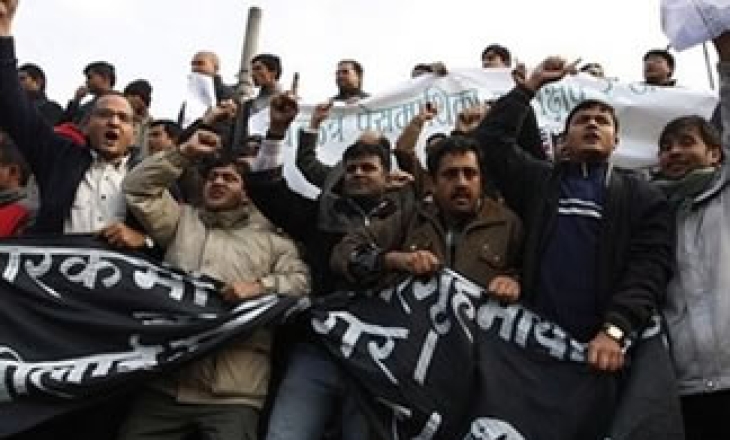 Police rough up Nepal journalists protesting attack on Himalmedia by Maoists supporters