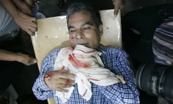 Four motorcycle-borne assailtants stab Sri Lankan editor and wife, smash his car