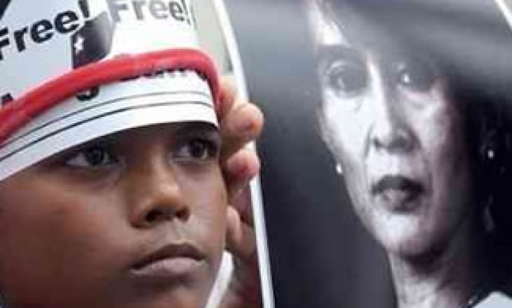 One-sided coverage marks Suu Kyi trial, foreign reporters barred from proceedings