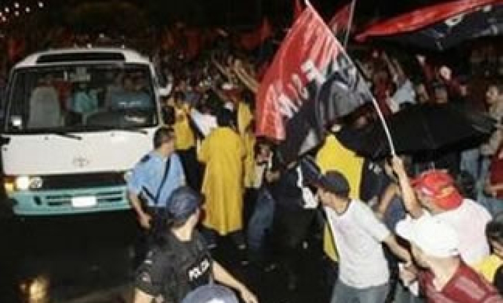 News blackout in Honduras after Army stages coup d’état, ousts President Manuel Zelaya