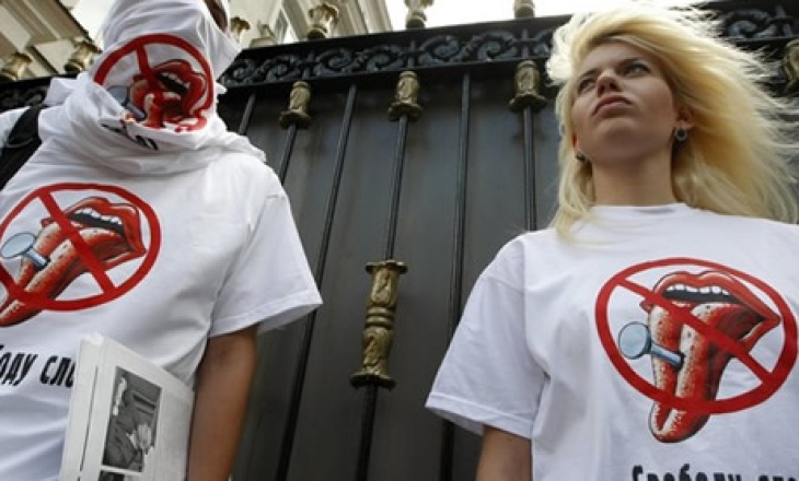 Two Ukrainian TV stations have licences revoked, could face criminal charges