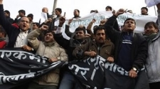 Police rough up Nepal journalists protesting attack on Himalmedia by Maoists supporters
