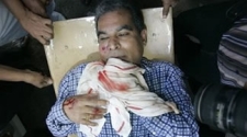 Four motorcycle-borne assailtants stab Sri Lankan editor and wife, smash his car
