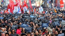 Turkish journalists protest over arrested colleagues