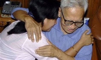Ailing 79-yr-old Burmese journalist U Win Tin released after 19 years in prison