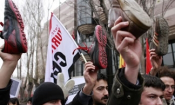 Shoe-throwing Iraqi journalist writes to Prime Minister Maliki apologising over incident