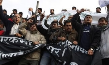 Police rough up Nepal journalists protesting attack on Himalmedia by Maoists supporters