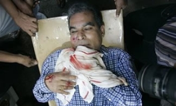 Four motorcycle-borne assailtants stab Sri Lankan editor and wife, smash his car
