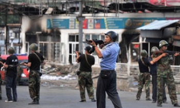 Kyrgyzstan detains journalists as violence continues